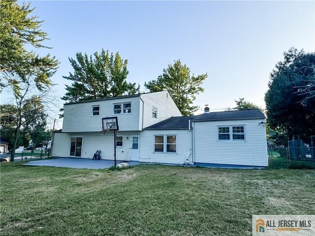 Building Photo - 742 Grove Ave