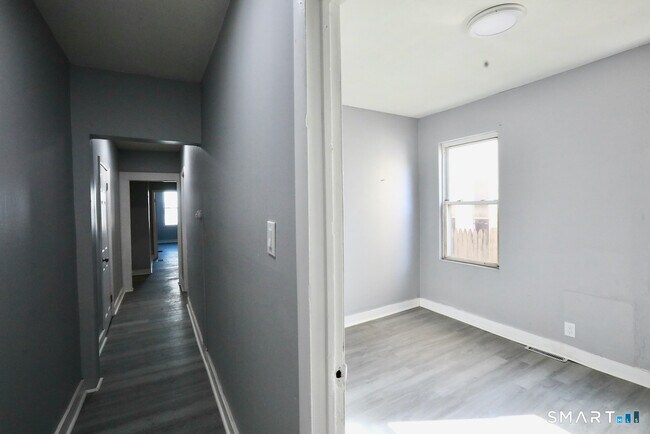 Building Photo - 156 Poplar St