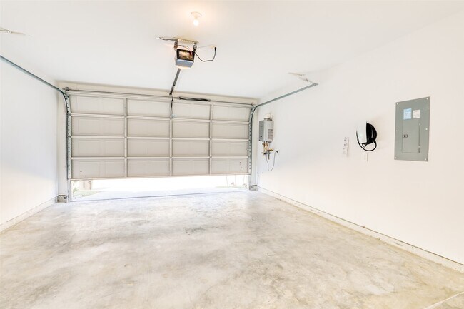 Building Photo - 3022 La Latina Dr