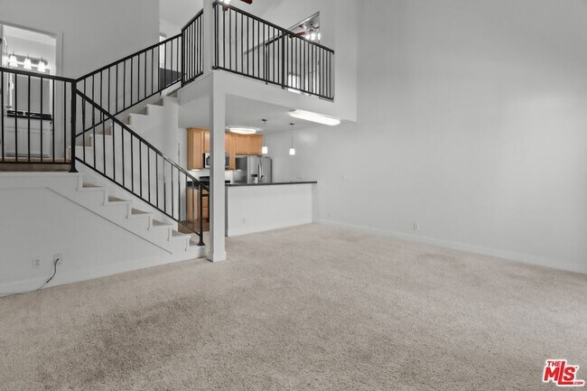 Building Photo - 10982 Roebling Ave