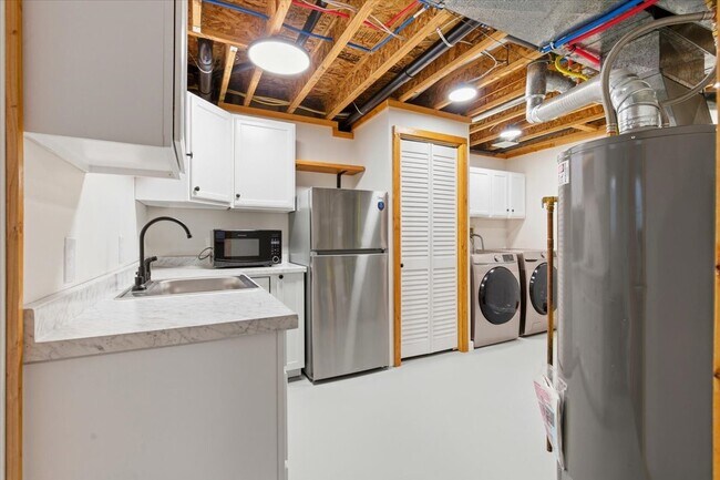 Building Photo - 6743 Kamloops Dr