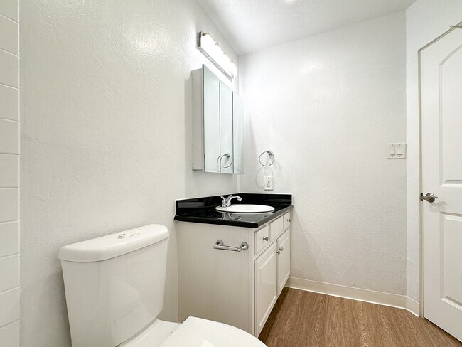 Building Photo - 1823 Lincoln Ave