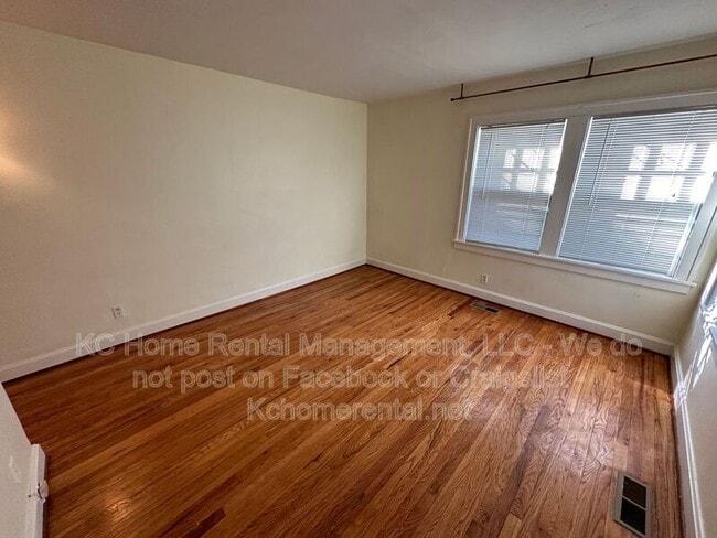 Building Photo - 207 W 51 Terrace