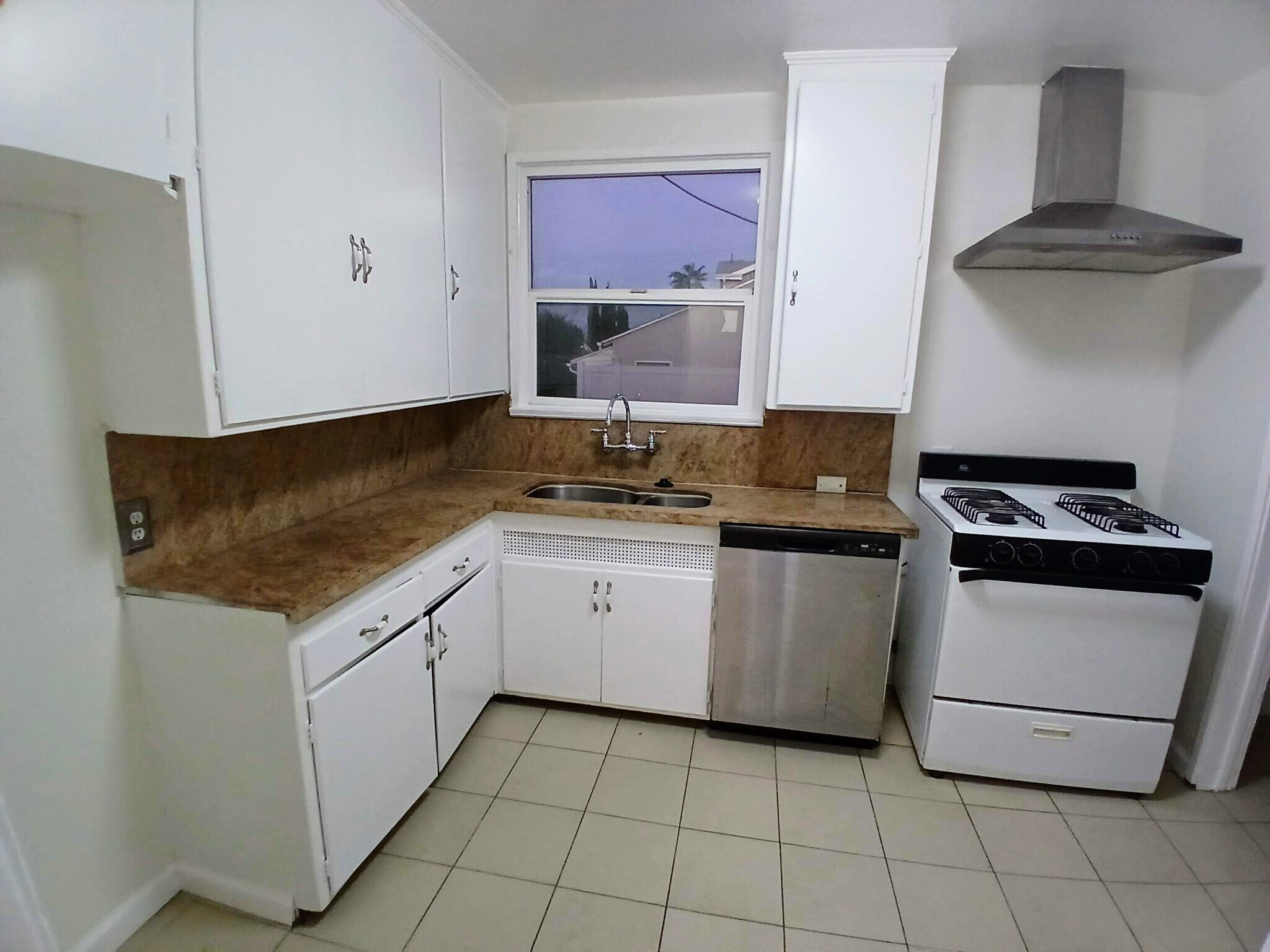 Kitchen - 10636 Louise Ave