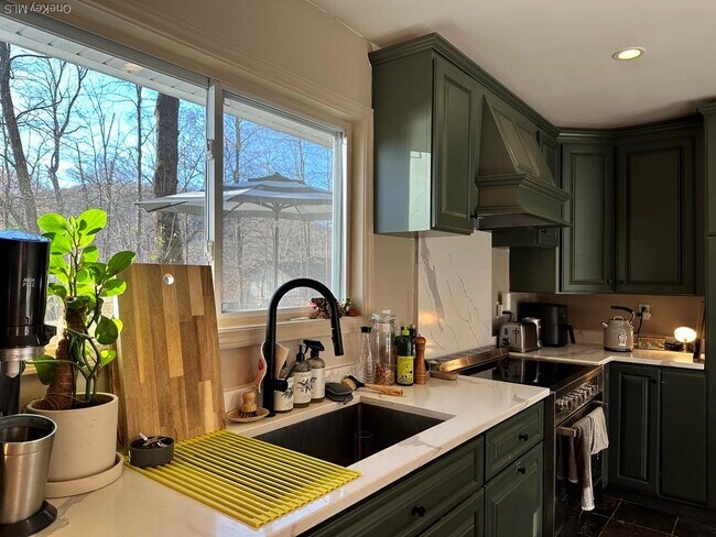 Building Photo - 117 Seven Hills Lake Dr