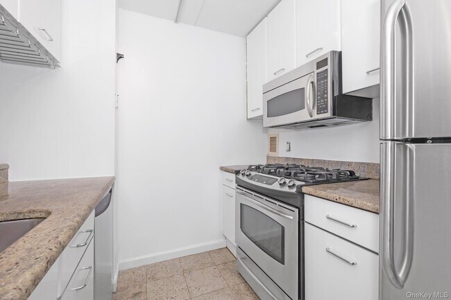 Building Photo - 4 Martine Ave