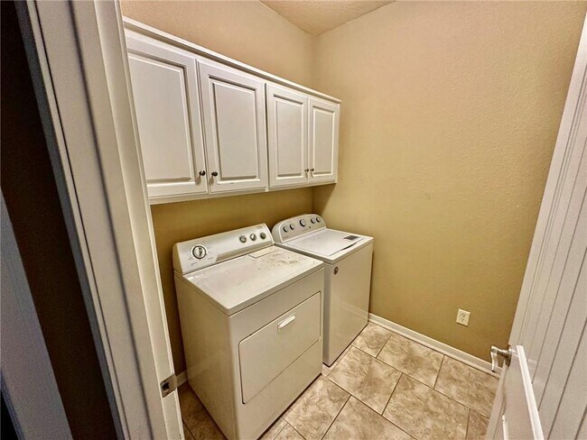 Building Photo - 2591 N Trafalger Dr