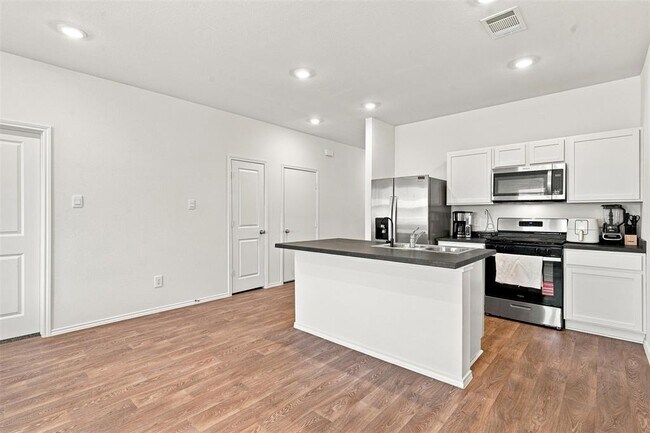 Building Photo - 130 Harrison Xing