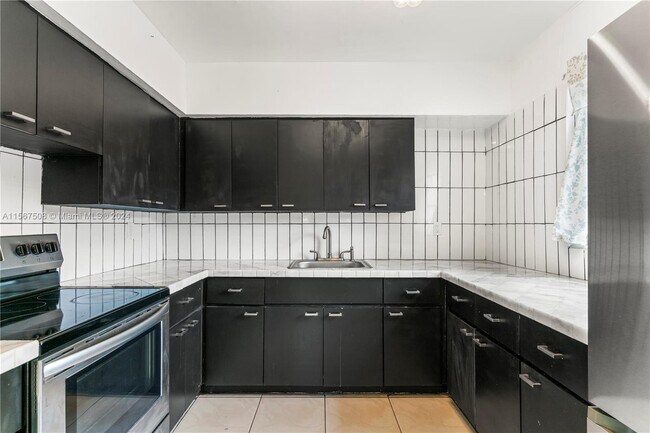 Building Photo - 560 NE 158th St