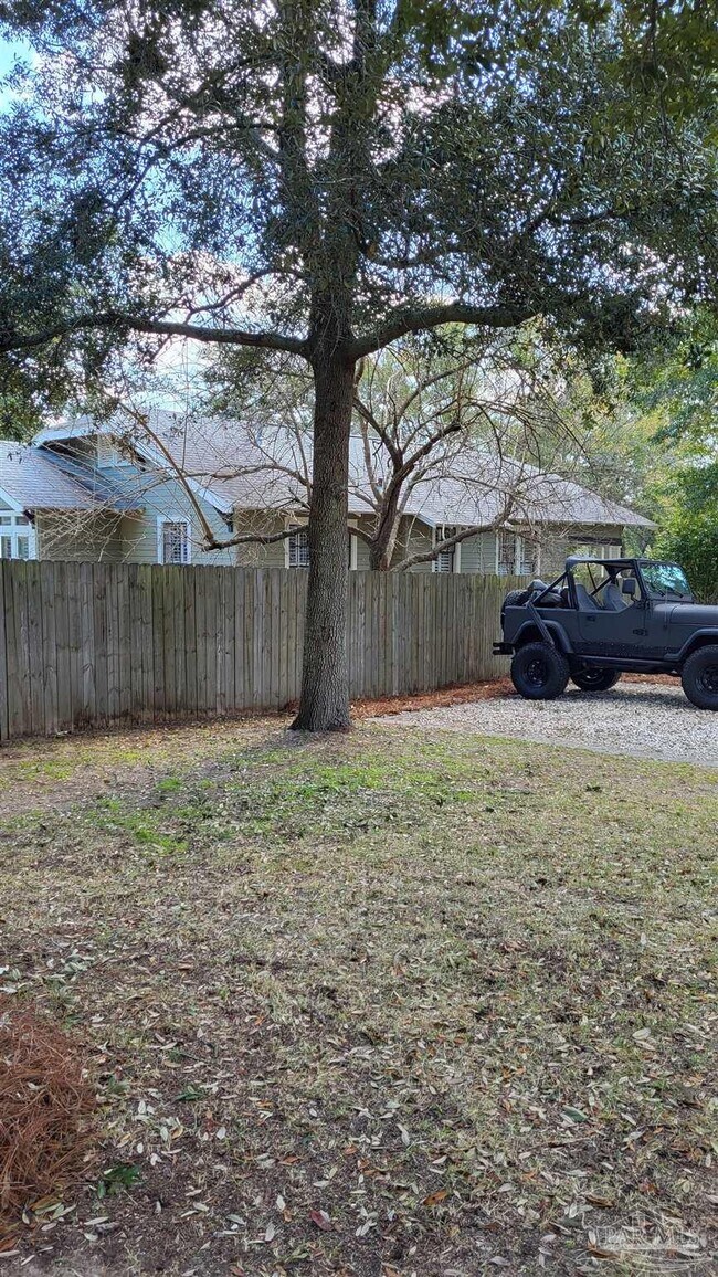 Building Photo - 1800 E Lloyd St