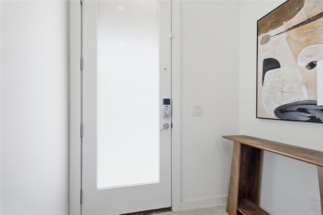 Building Photo - 814 N Bluff Dr