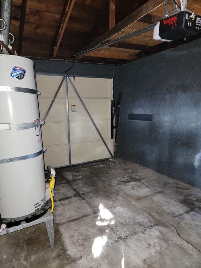 Building Photo - Charming Single Family Home with Spacious ...