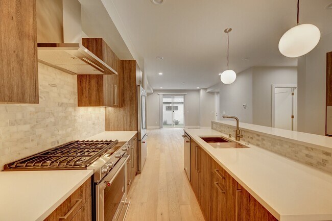 Building Photo - $3,900 - 4 Bed, 3.5 Bath Updated Townhome ...