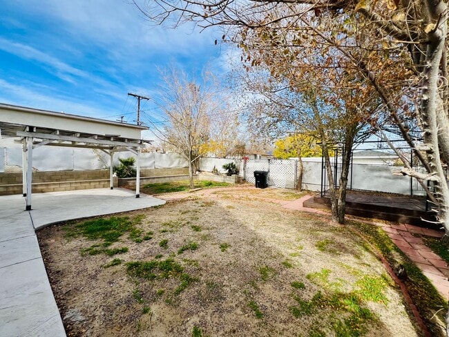 Building Photo - Spacious Single-Story 4 Bedroom Home with Lovely Backyard