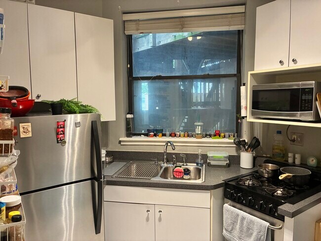 Building Photo - 902 W Grace St