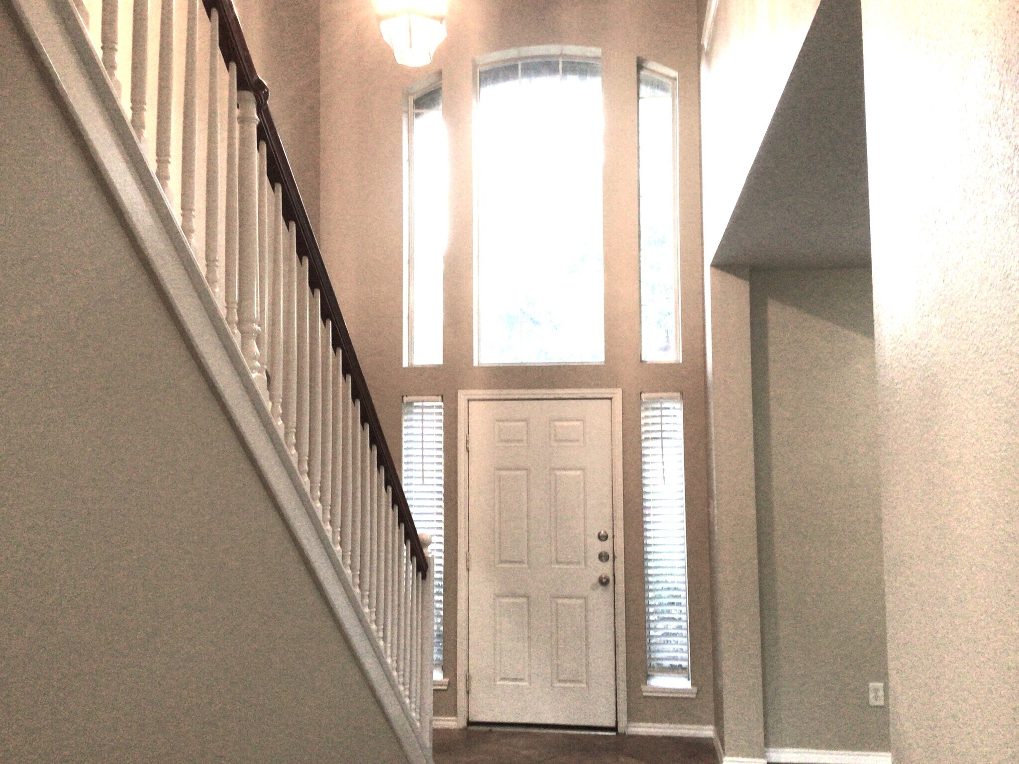 Building Photo - 2718 Lakecrest Way Dr