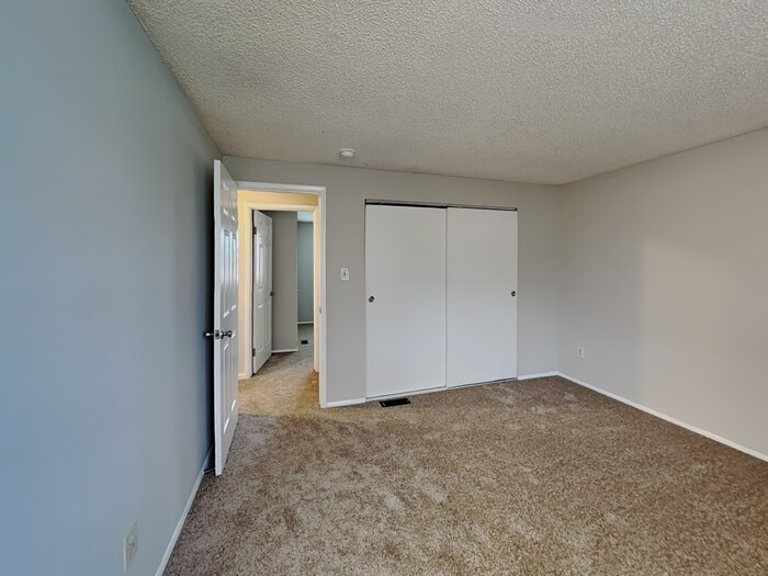 Building Photo - 3025 Oneida Rd