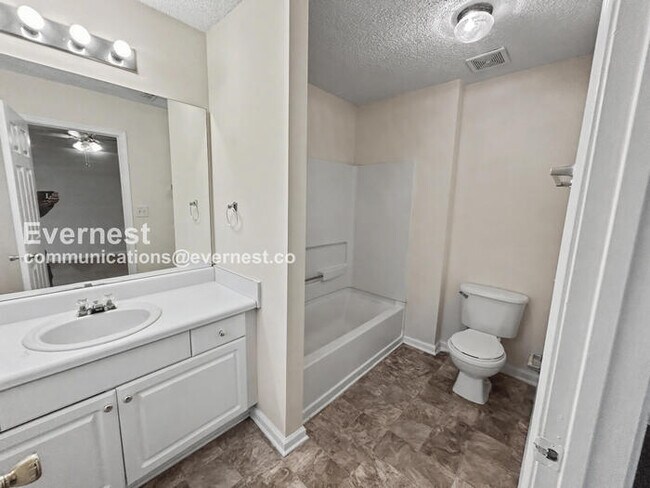 Building Photo - 3 Bed, 1.5 Bath Townhome with Fenced Yard / Pet-Friendly / Coming Soon!