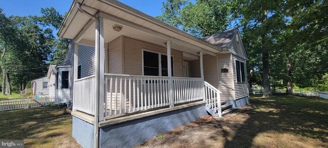 Building Photo - 2401 N Lakeshore Dr