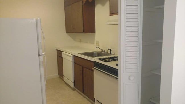 Building Photo - Hillcrest Gardens