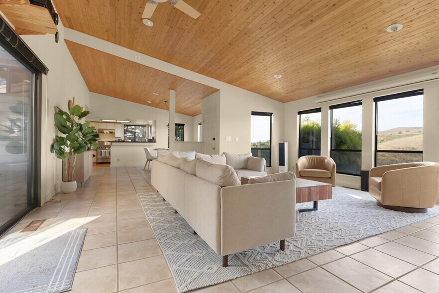 Building Photo - 112 Duck Ct