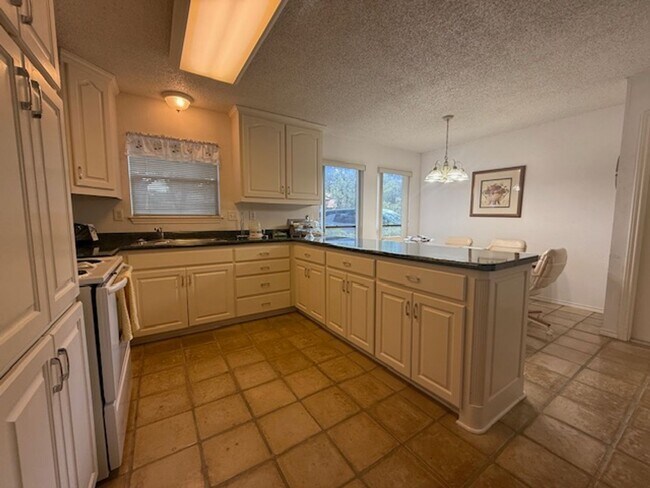 Building Photo - Prestigious Gated Living in Mission Trace-...
