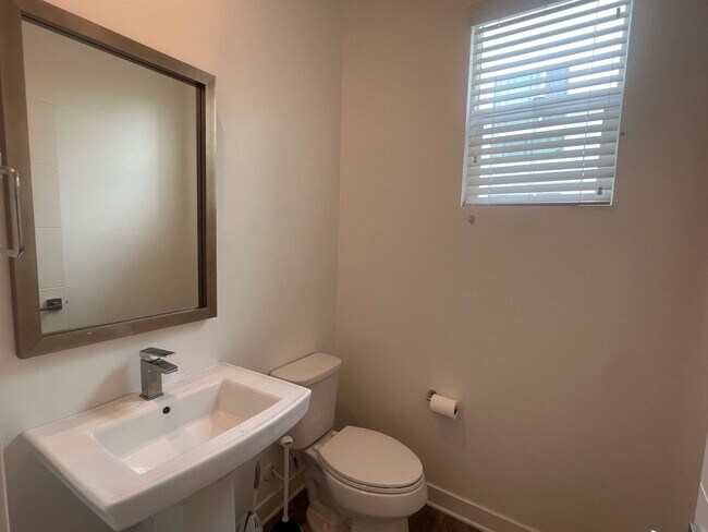 Building Photo - Completely upgraded large townhome with solar!!