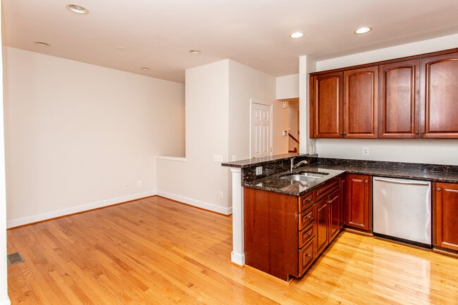Building Photo - 2443 Huntington Park Dr