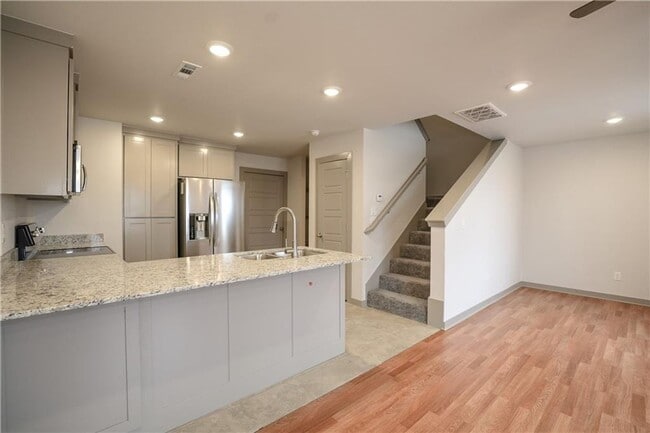Building Photo - Welcome To Your Next Home In A Fabulous Central Location