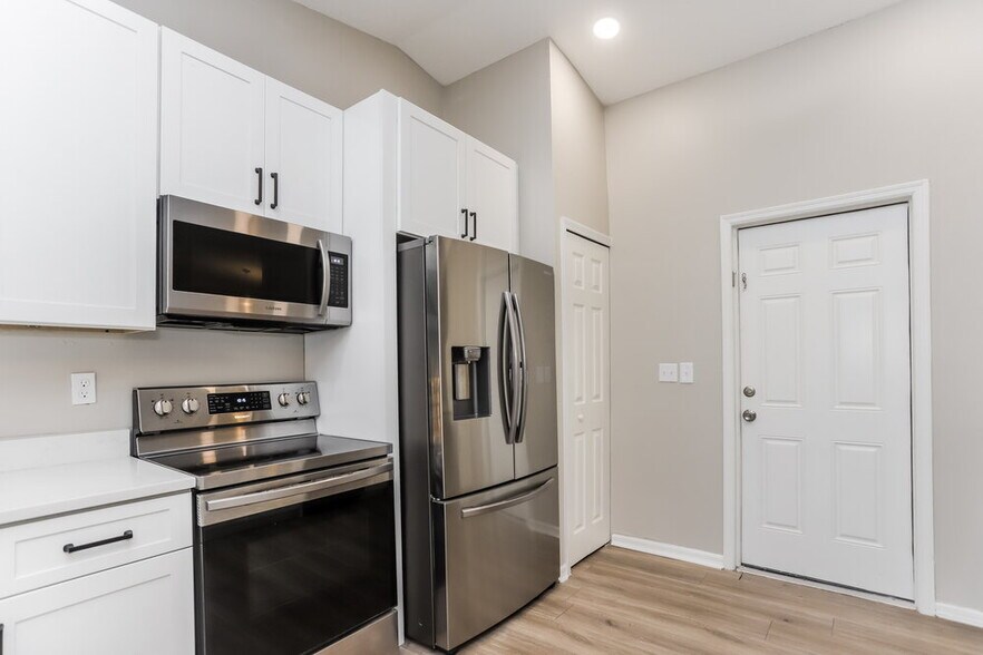 Building Photo - 12873 Pineway Dr