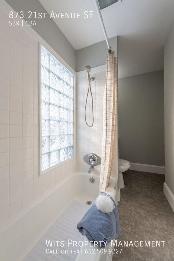 Building Photo - 873 21st Ave SE