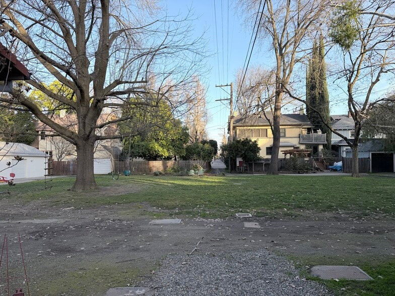 Common Yard - 615 21st St
