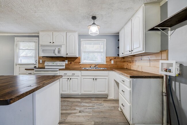 Building Photo - Charming 3-Bedroom 1.5 Bath Cottage-Style Bungalow with Open Floorplan and Kitchen Island