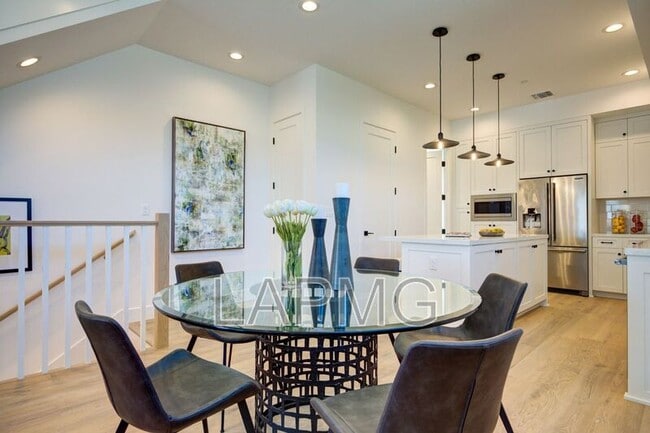 Building Photo - 6016 Comey Ave
