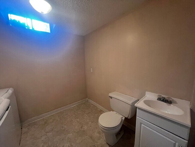 Building Photo - Spacious 3 Bedroom, 2.5 Bath Home with finished basement – Derby, KS. – Available Now!