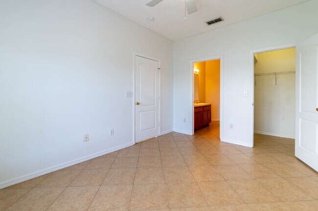 Building Photo - **Charming 4BR/2BA Pond-View Home with Boat Ramp Access – East Orlando **