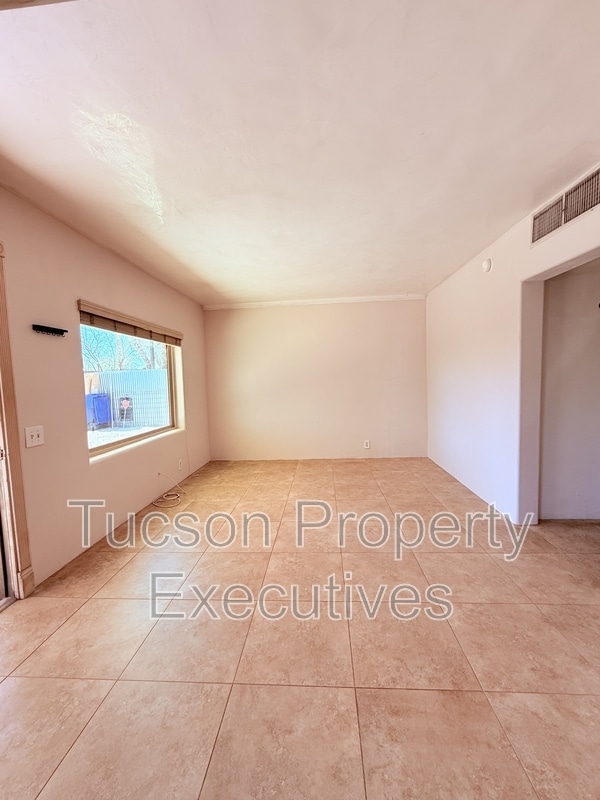 Building Photo - 2925 N Estrella Ave