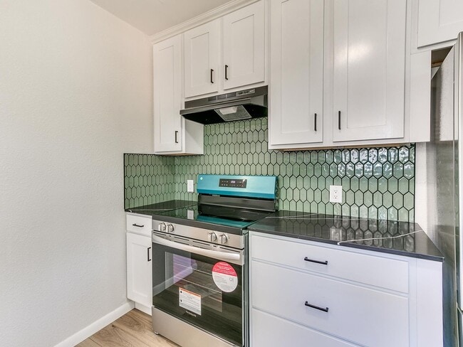 Building Photo - Newly Remodeled 2 Bed, 1 Bath Apt in Near The Paseo *MOVE IN SPECIAL!!