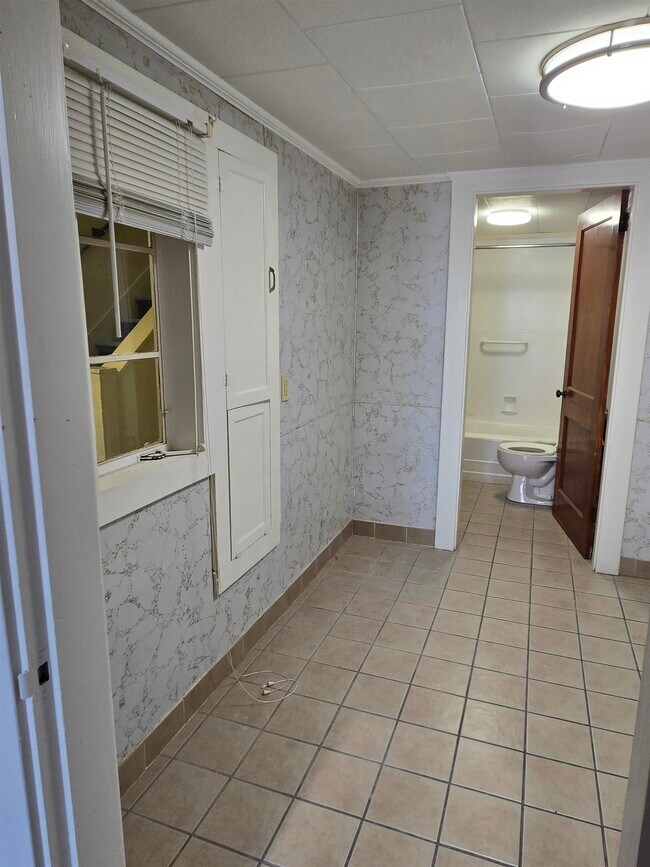 Building Photo - 96 N Main St