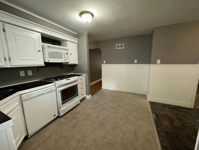 Building Photo - Lovely 2 Bedroom / 2 Bath for Rent - Section 8 Welcome