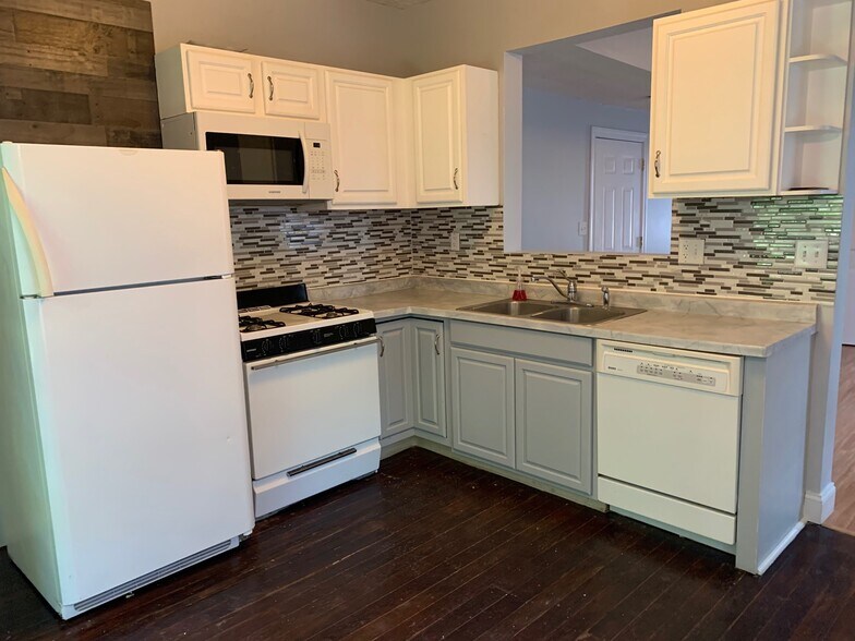 Building Photo - 2372 Harper Ave