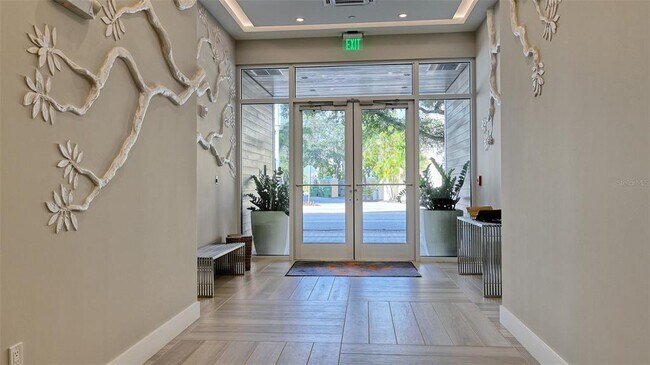 Building Photo - 635 S Orange Ave