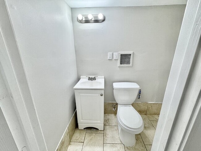 Building Photo - 784 Western Park Dr