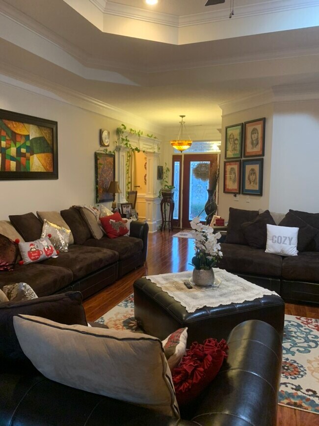 Building Photo - 1000 White Oak Cir