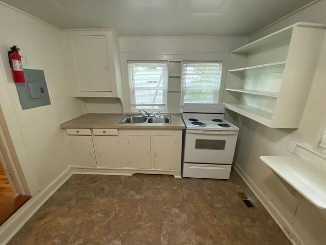 Building Photo - Charming 1 Bedroom Duplex in Trinity Park - Fenced Backyard!