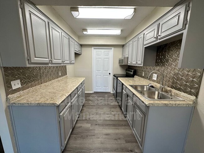 Building Photo - 522 Peppertree Ln