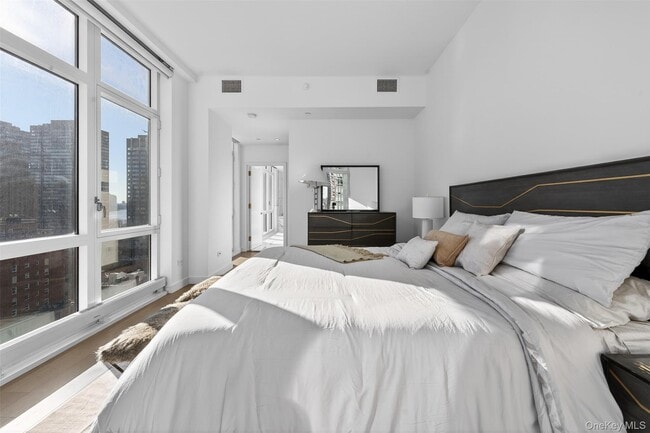 Building Photo - 305 E 51st St