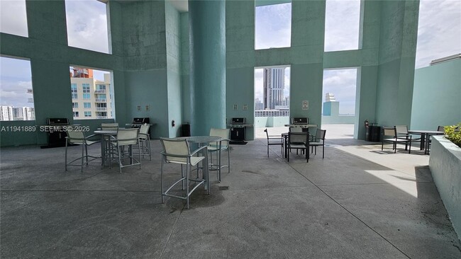 Building Photo - 1900 N Bayshore Dr