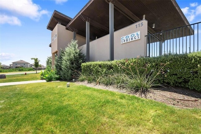 Building Photo - 215 Silver Springs Bend