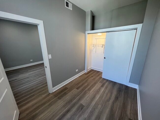 Building Photo - 1227 W Ohio St